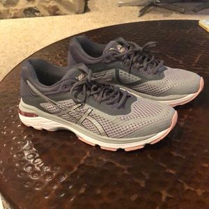 🌹ASICS GT2000 women’s running shoes Barely worn!!